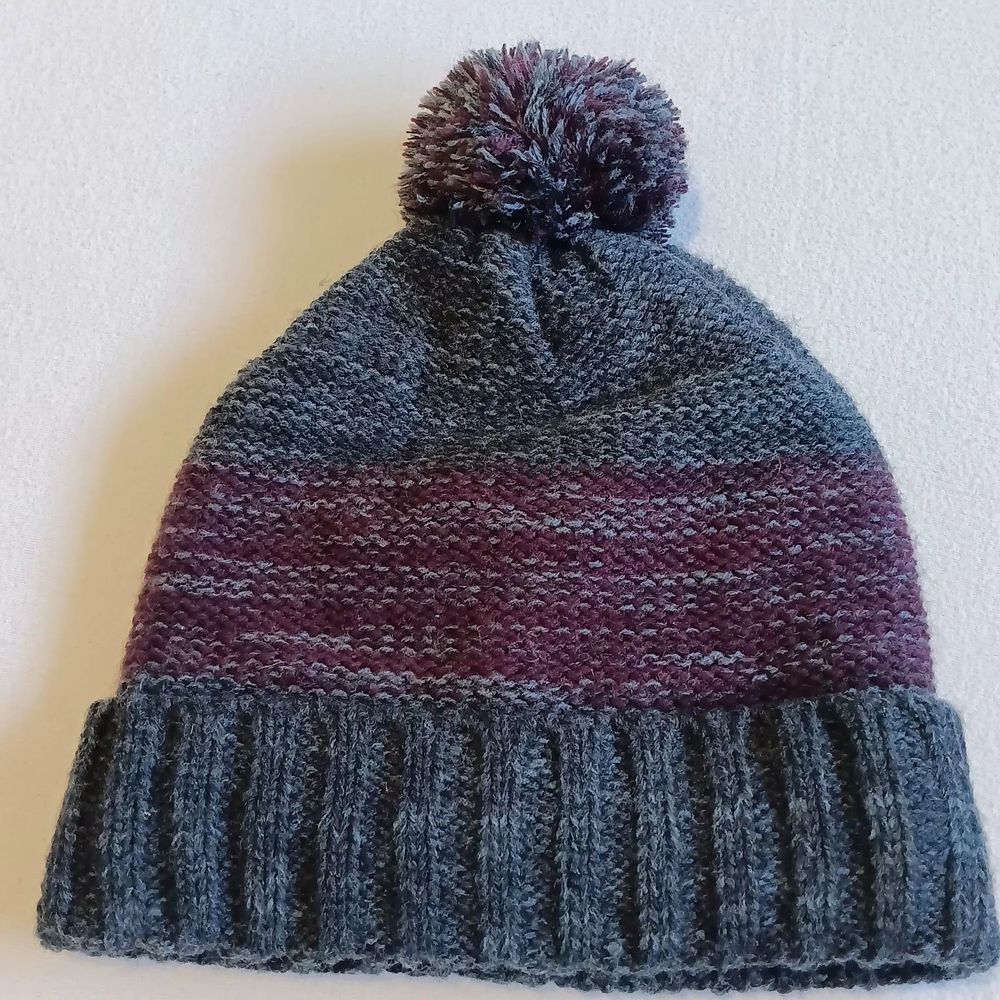 Urban Pipeline Sz OS Gray and Maroon Kids Beanie Soft Inside Lining Winter